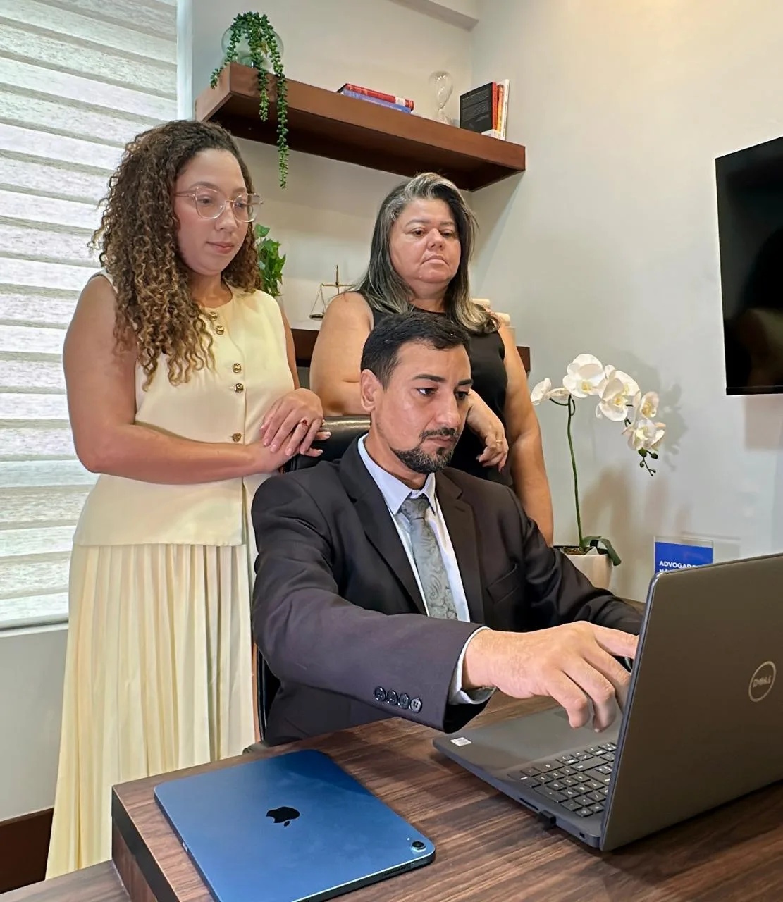 Marcos Tavares Durans e a equipe do escritório